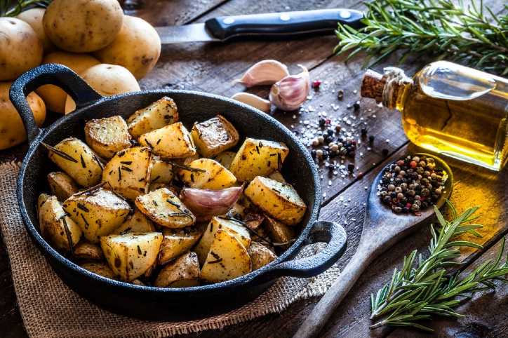 5 Foods That You Should Not Cook In Cast Iron Cookware